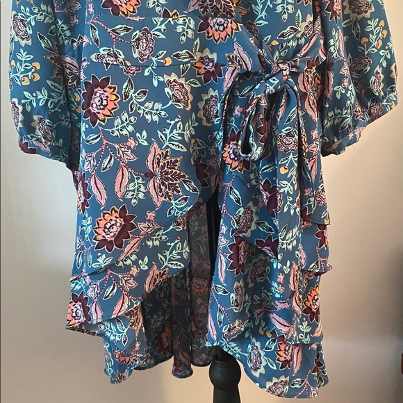 Torrid open front tie hi-low top size 3. Perfect condition - Picture 3 of 8